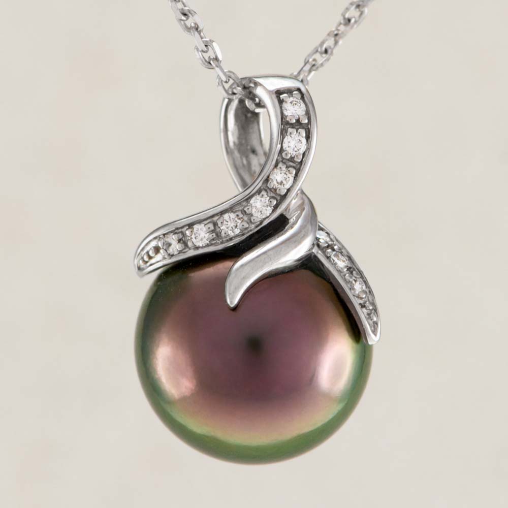 Přívěsky s perlou na řetízku jsou dokonalou alternativou k perlovému náhrdelníku pro ty, kteří upřednostňují decentní vzhled a lehkost. I váš dekolt může zdobit některý z těchto exkluzivních šperků, který podpoří váš přirozený půvab a šarm. Tyto nádherné šperky v základu dělíme na zlaté přívěsky s perlou a stříbrné přívěsky s perlou