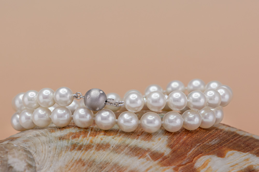 Luxusní perlové náhrdelníky s jedinečnými čistě bílými Akoya perlami a uzávěrem se třpytivými diamanty. Perlový náhrdelník, který vám propůjčí nesmrtelnost, šarm i krásnu. 