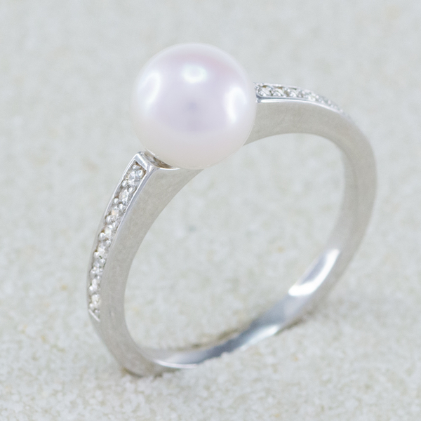 Stříbrný prsten s perlou Akoya
