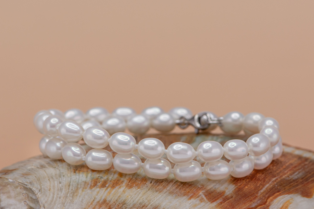 Dětský perlový náhrdelník se zářivými čistě bílými perlami. Náhrdelník pro malou princeznu. 