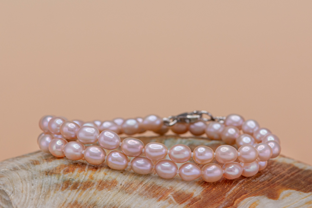 Perlový náhrdelník s překrásnými fialkovými oválnými perlami s excelentním leskem.
