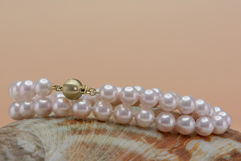 Perlové náhrdelníky a soupravy s nejkvalitnějšími sladkovodními perlami, které jsou zakončené luxusními zlatými uzávěry. Rádi s výběrem poradíme on-line nebo osobně.