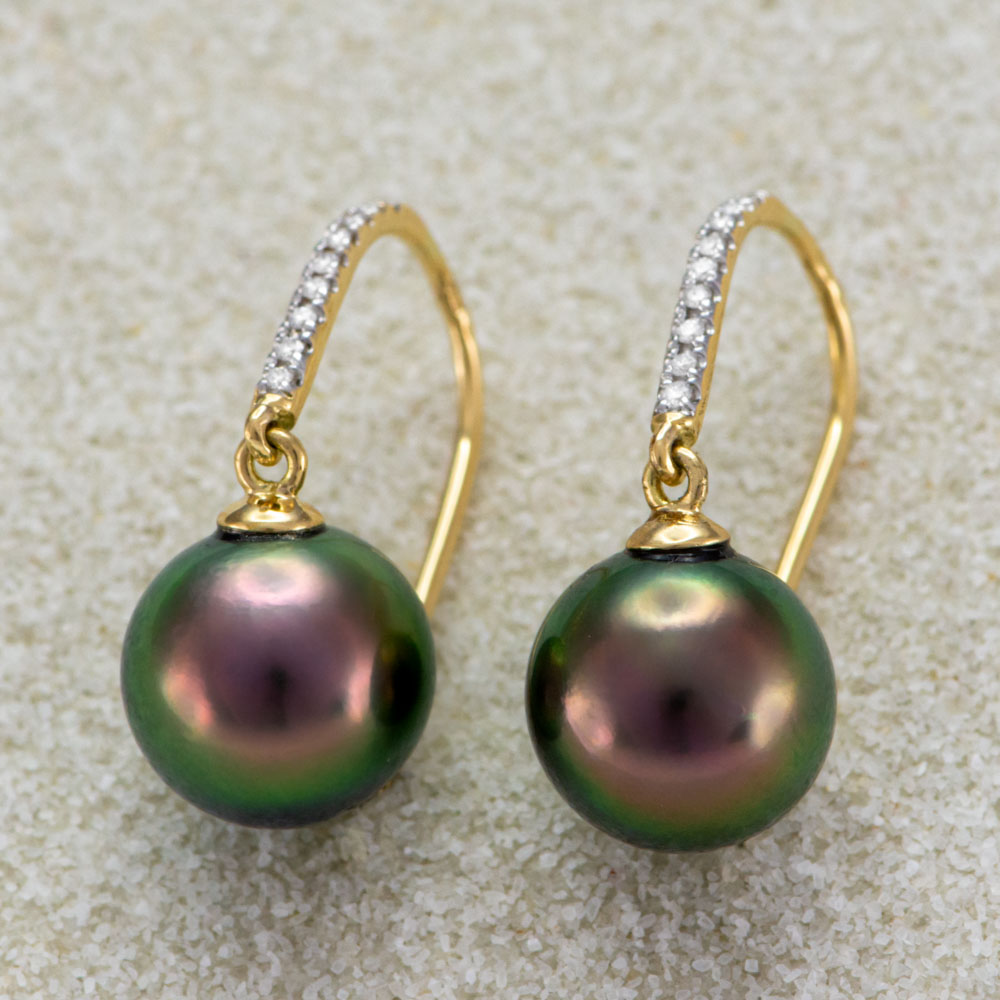 Perlové náušnice jsou oblíbeným šperkem žen, které mají rády menší šperky, přesto se chtějí ozdobit výjimečně, vypadat a cítit se jako dámy. Perly totiž dokážou rozjasnit obličej. A pokud perlové náušnice doplníte perlovým náhrdelníkem, váš vzhled rázem získává punc čisté elegance a krásy. Perlové náušnice nabízíme s perlami různých druhů, tvarů, velikostí a barev. Perly nejvyšší kvality jsou vsazeny do 14 i 18 kt zlata a do komponentů z rhodiovaného stříbra , které má díky antioxidační úpravě vzhled bílého zlata.