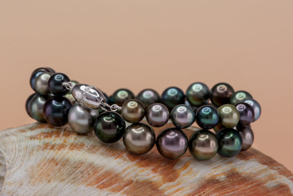 Exkluzivní perlový náhrdelník s dechberoucími odstíny Tahitských perel a luxusním uzávěrem se zářivými diamanty. Odstíny perel, které vytváří dokonalou harmonii šperku.