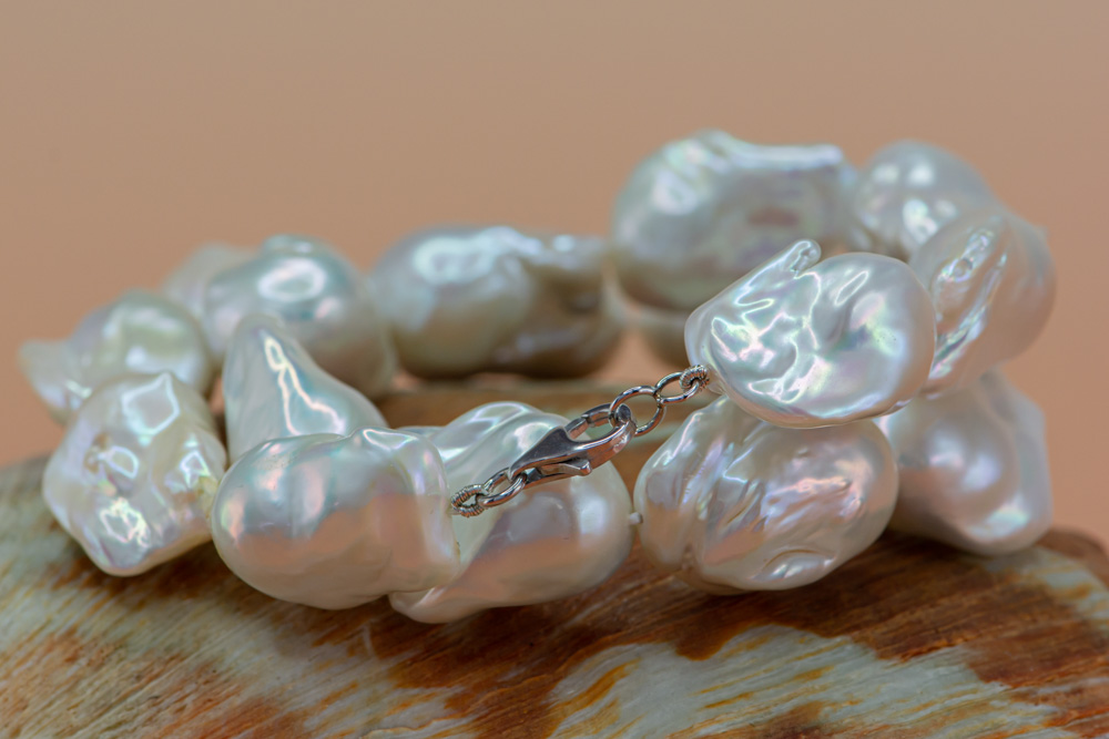 Perlový náhrdelník s dechberoucími velkými barokními perlami oslnivého lesku s jedinečnou vybarveností. Luxusní perlový šperk k večerní róbě pro okouzlující dámu.. 
