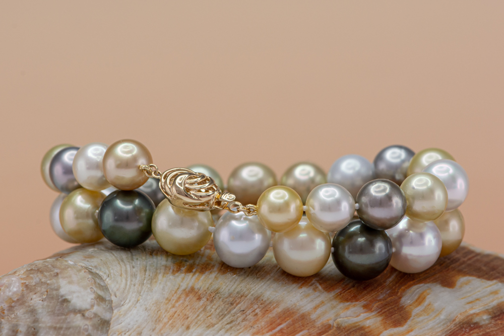Jedinečný perlový náhrdelník s nejvzácnějšími mořskými perlami Jižního Pacifiku mnoha barevných odstínů. Šperk, který rozzáří ženy každého věku.