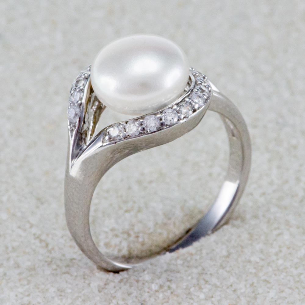 Stříbrný prsten s perlou je dokonalou a nádhernou ozdobou každé ženy. Luxusní i dostupné šperky najdete online i největším showroomu v Praze.