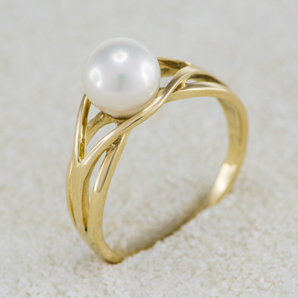Zlatý prsten s perlou i ostatní perlové šperky najdete u nás online i v největším pražském showroomu. Velký výběr a zakázková výroba. V nabídce máme sladkovodní i mořské perly nejvyšších kvalit a mnoha barevných odstínů. 