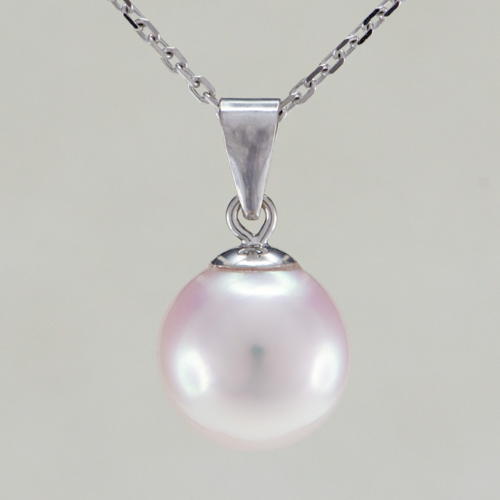 Stříbrný přívěsek s perlou Pokud hledáte vkusný doplněk dekoltu místo perlového náhrdelníku, tak stříbrný přívěsek s perlou je pro vás správnou volbou. Přívěsek je vkusný a elegantní šperk, který se výborně kombinuje a skvěle vypadá v kombinaci s perlovým prstenem a perlovými náušnicemi. Každý milovník stříbra by měl mít ve svém repertoáru i stříbrné perlové šperky. Perlové šperky se hodí k různým outfitům i příležitostem. Jejich jedinečná hodnota spočívá v tom, jak dokážou pozvednout přirozený ženský půvab, jemnost a krásu.