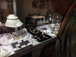 Ukázky luxusních šperků z mořských perel  vyhlášených světových klenotníků.
