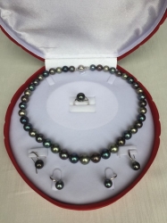 Luxusní souprava s Tahitskými perlami z naší nové kolekce roku 2018.