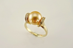 Zlatý prsten s mořskou perlou Jižního Pacifiku a zářivými diamanty.