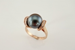 Zlatý prsten s Tahitskou mořskou perlou a zářivými diamanty.