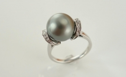 Zlatý prsten s Tahitskou mořskou perlou a zářivými diamanty z bílého 18kt zlata.