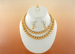 Jednoduchý design náušnic a prstenu, který dává vyniknout kráse dechberoucích perel.