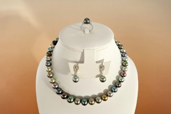 Exkluzivní souprava s Tahitskými perlami, tentokrát se stříbrnými komponenty a zářivými zirkoniemi.