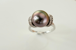 Zlatý prsten s Tahitskou mořskou perlou a zářivými diamanty z bílého 14kt zlata.